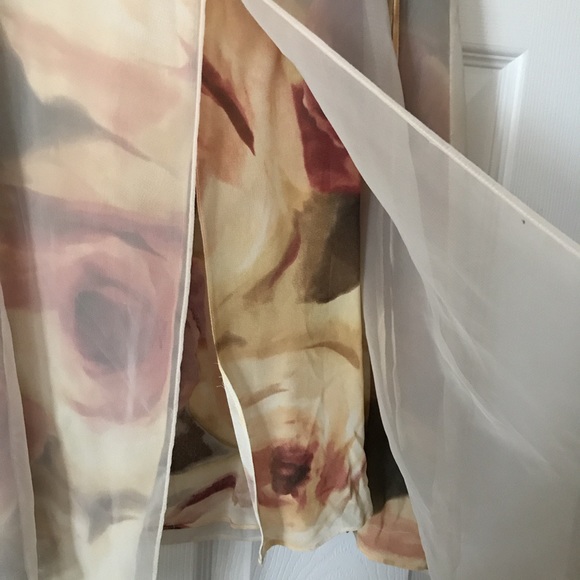 Skirt with roses 🌹 - Picture 3 of 5